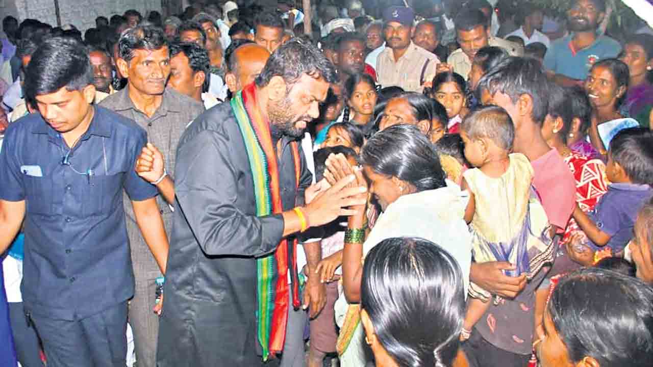 పర్యటిస్తూ.. పరిష్కరిస్తూ..