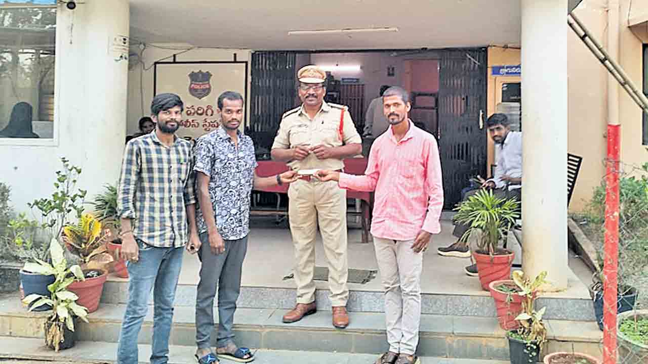 నిజాయితీ చాటుకున్న యువకుడు