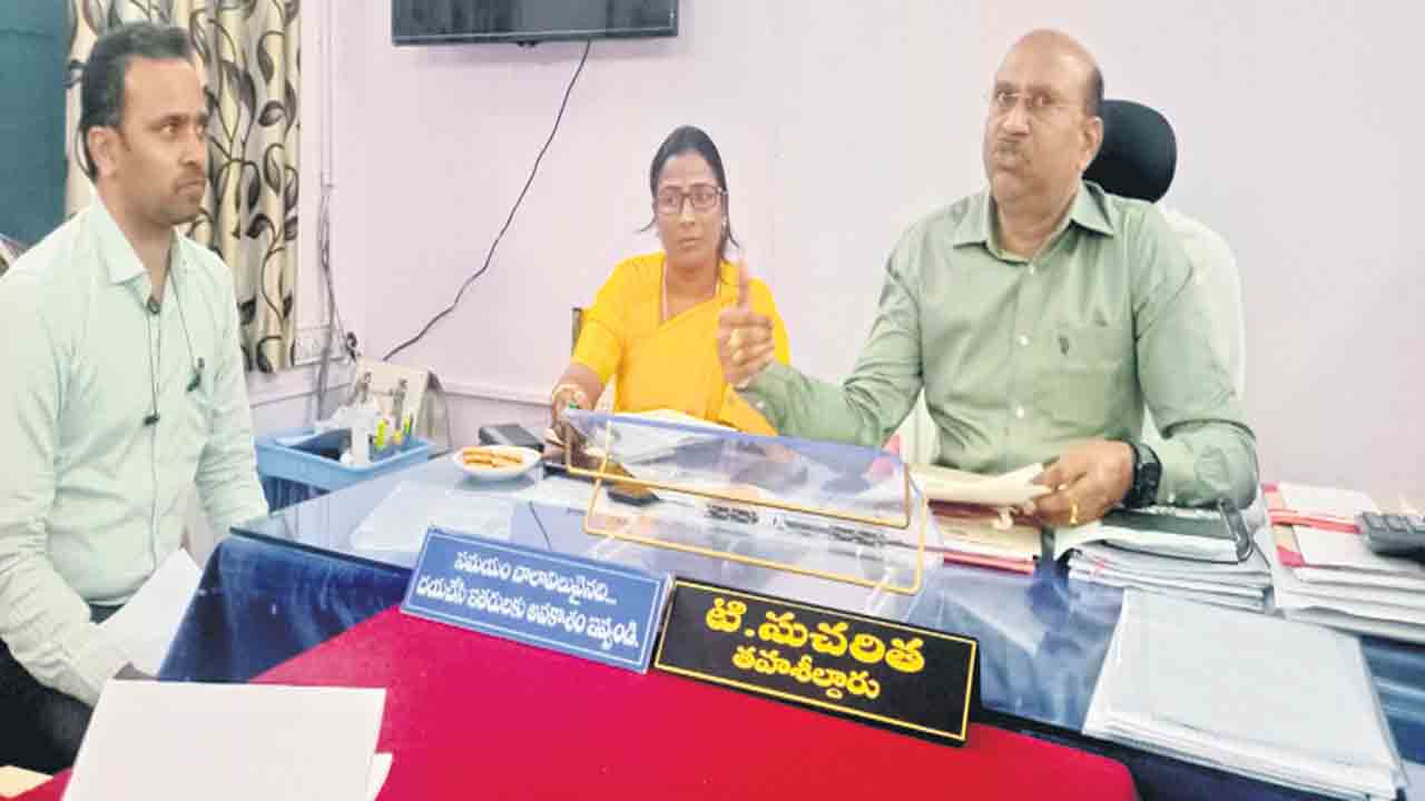 నిర్వాసితులకు ఇండ్ల స్థలాలు