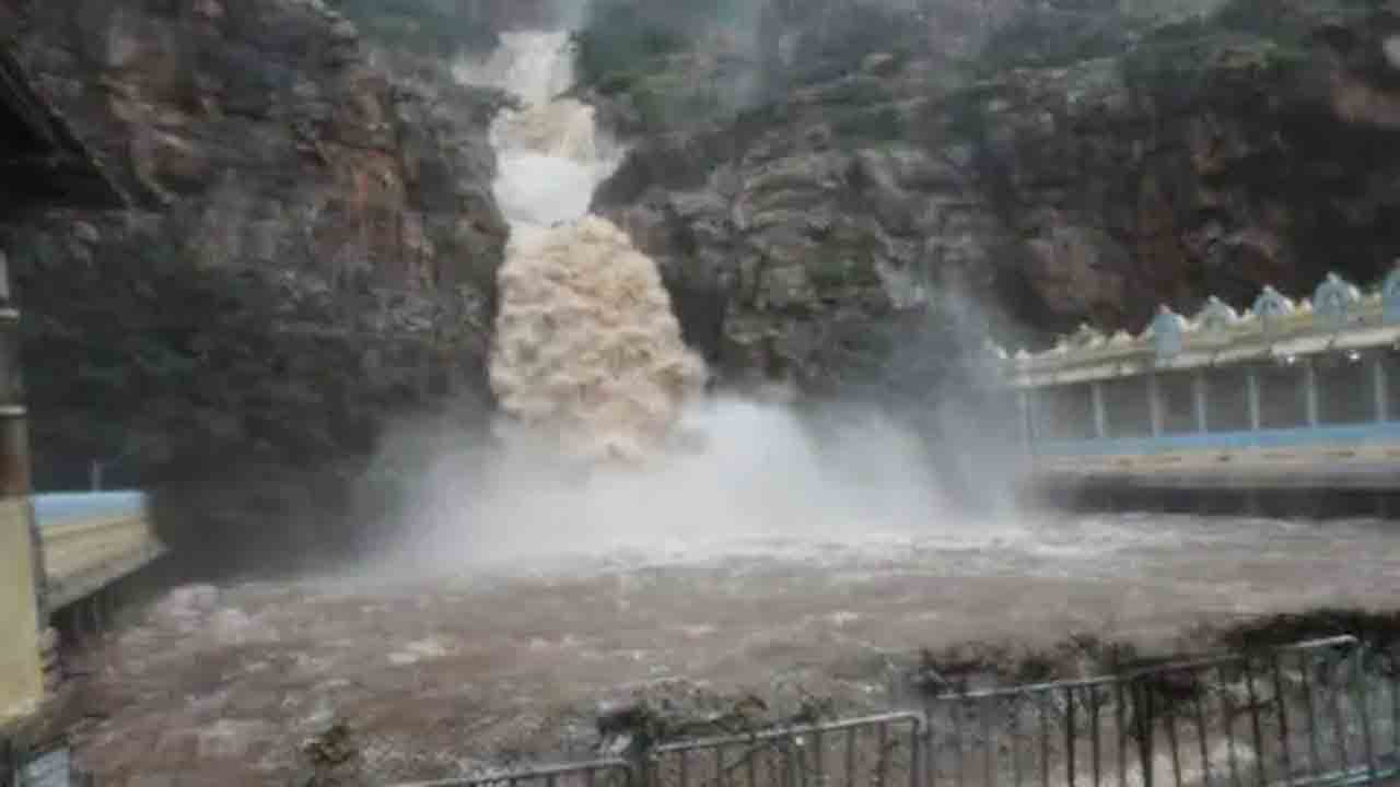 Cyclone Mandous | తిరుపతిలో కుంభవృష్టి.. పొంగిపొర్లుతున్న వాగులు, వంకలు..!