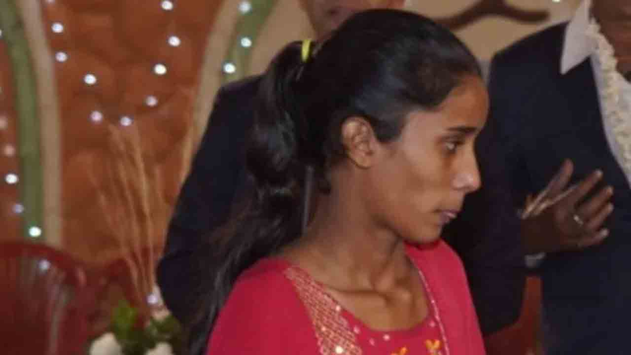 అంతా పెండ్లి సంబురంలో ఉండగా.. రూ.20 లక్షల విలువైన నగలు ఎత్తుకెళ్లిన మహిళ