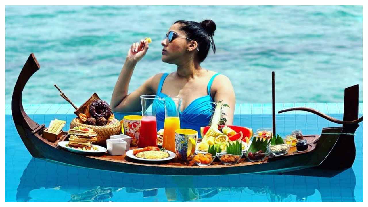 Rashmi Gautam | మాల్దీవ్ బీచ్‌లో ఎంజాయ్ చేస్తున్న రష్మి గౌతమ్..