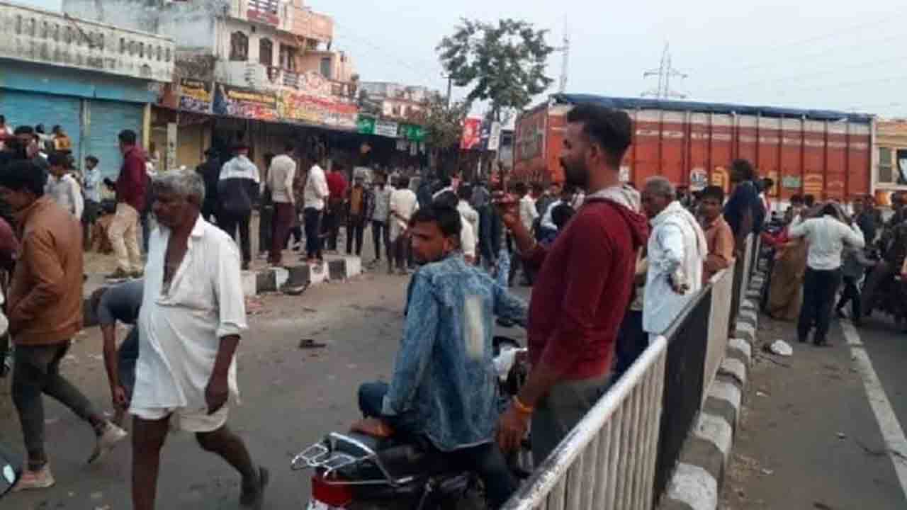 బస్సు కోసం నిరీక్షణ.. ట్రక్కు రూపంలో దూసుకొచ్చిన మృత్యువు.. ప్రమాదంలో ఆరుగురు దుర్మరణం