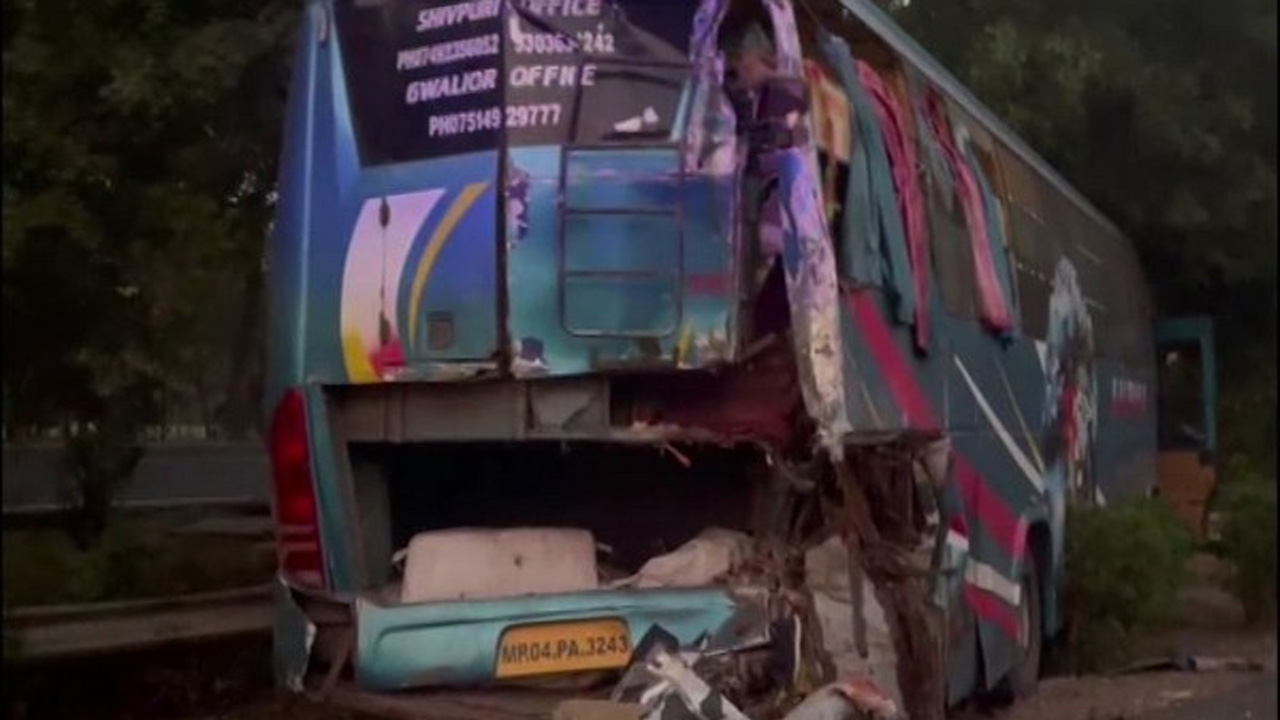 రెండు బస్సులు ఢీ.. ముగ్గురు మృతి.. పలువురికి గాయాలు