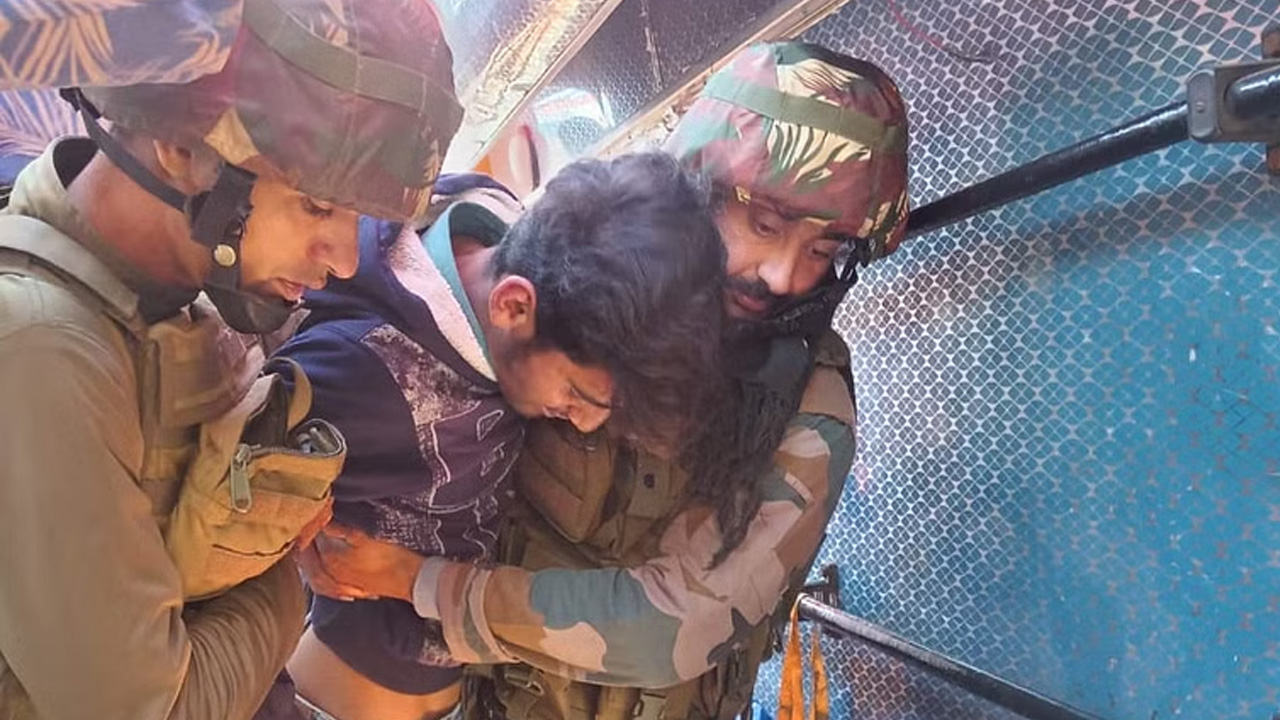 బోల్తాపడిన పెండ్లి బస్సు.. 17 మందికి గాయాలు