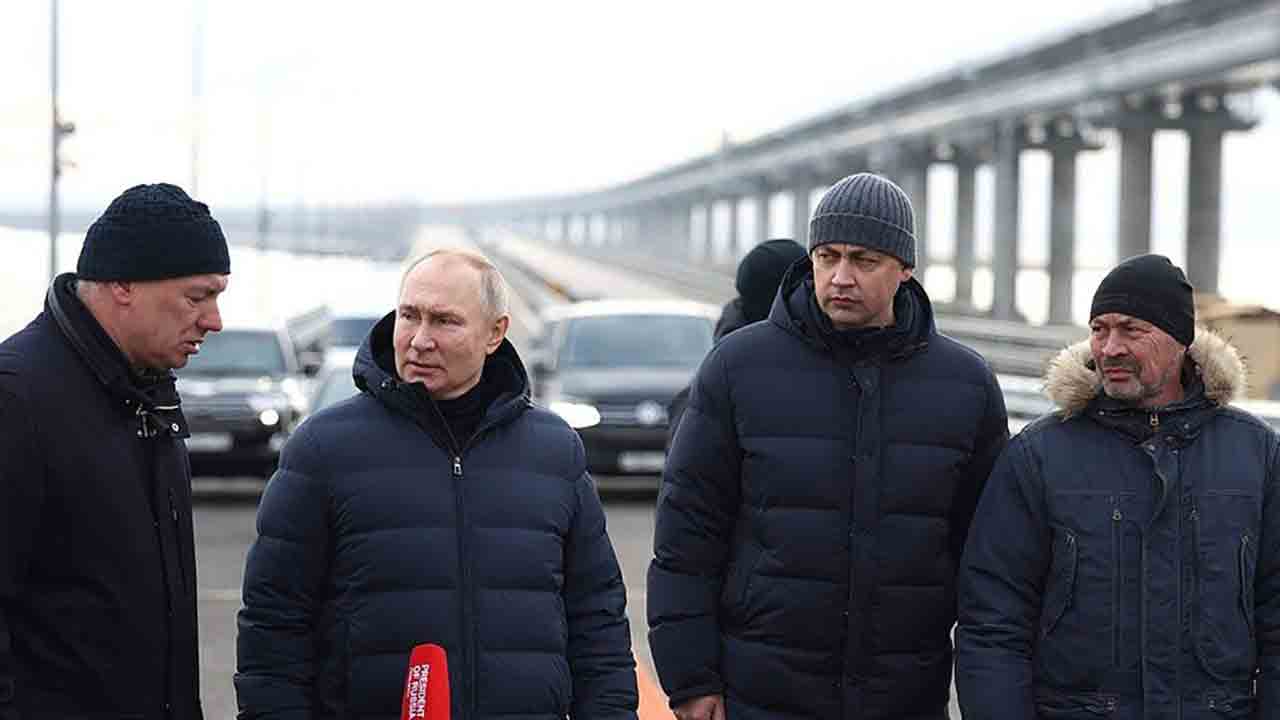 Vladimir Putin | అనారోగ్య వార్తలకు చెక్‌.. క్రిమియా బ్రిడ్జిని సందర్శించిన పుతిన్‌..!