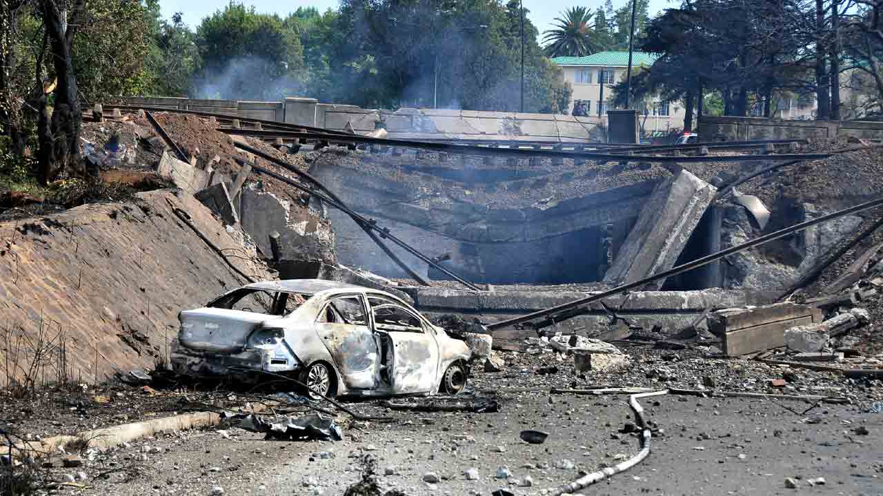 పేలిన గ్యాస్‌ ట్యాంకర్‌.. 10 మంది దుర్మరణం