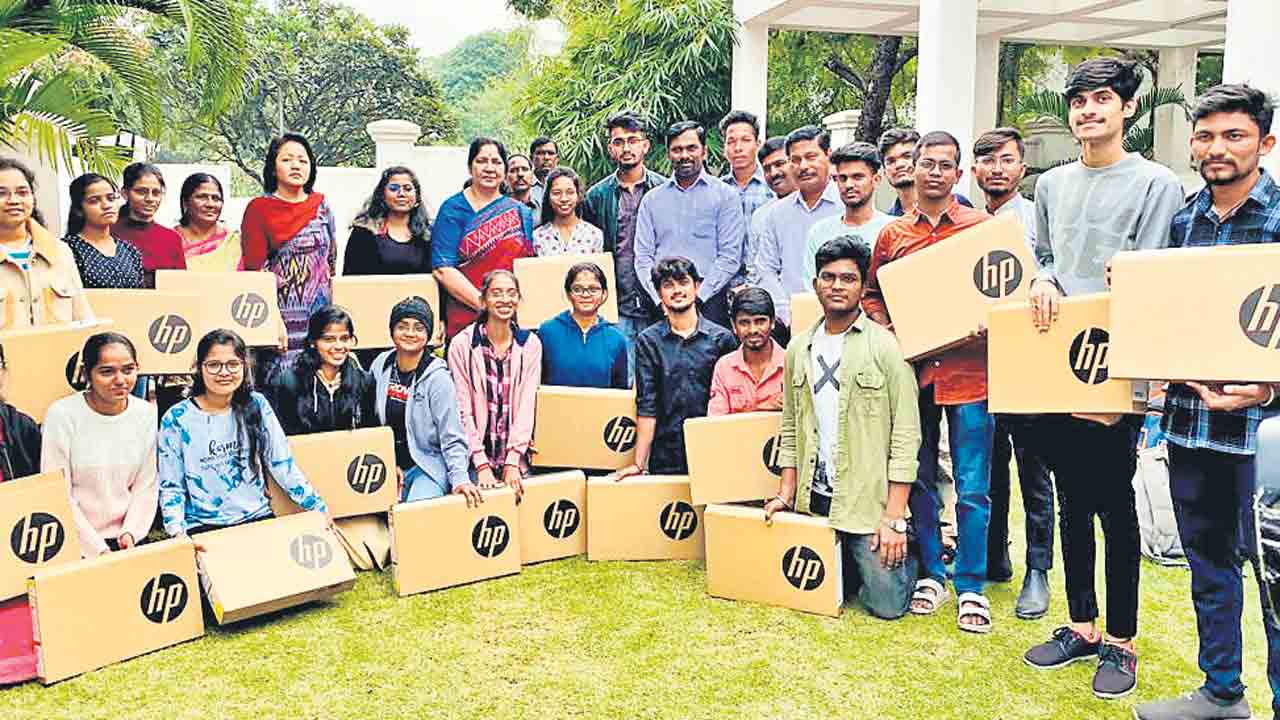 160 మంది గిరిజన విద్యార్థులకు ల్యాప్‌టాప్‌లు