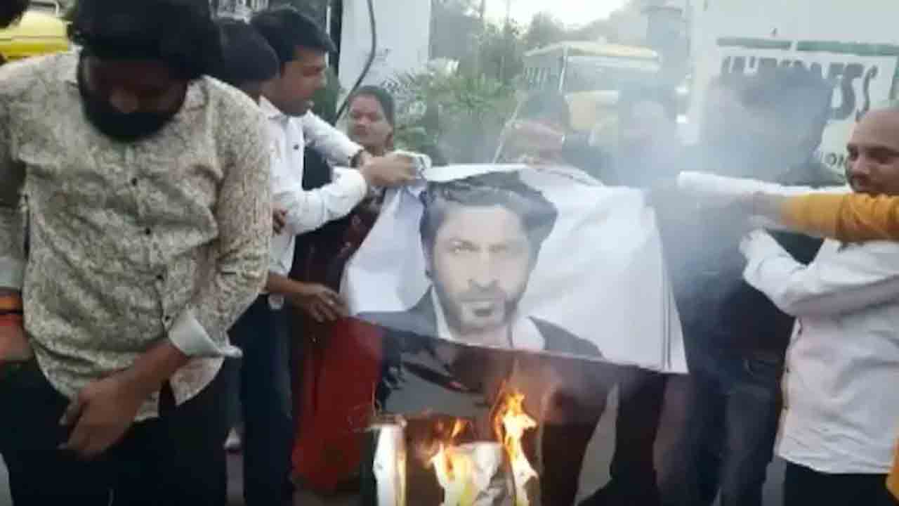 Pathaan movie | పఠాన్‌ మూవీని బ్యాన్‌ చేయాలంటూ ఇండోర్‌లో ఆందోళన..!