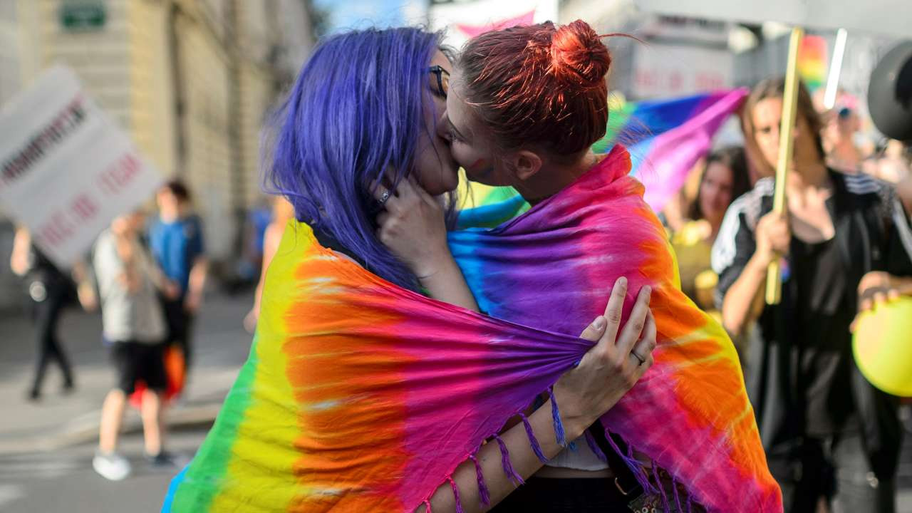 అమెరికాలో ఆ పెండ్లిళ్లకు చట్టబద్దత.. సేమ్‌ సెక్స్‌ మ్యారేజ్‌ బిల్లుపై బైడెన్‌ సంతకం