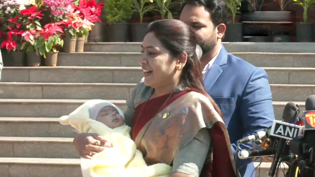 పసిబిడ్డను తీసుకుని అసెంబ్లీకి వచ్చిన మహిళా ఎమ్మెల్యే