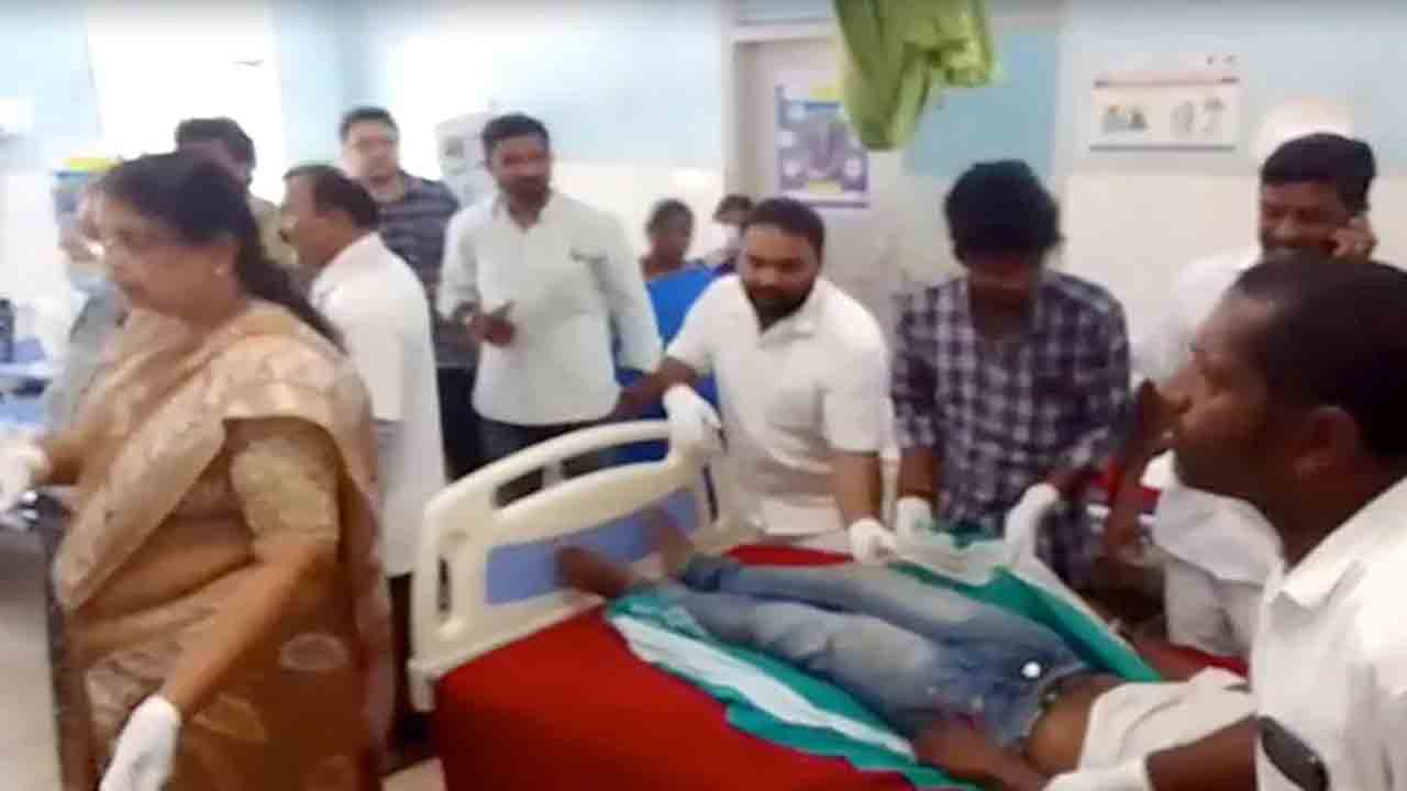 స్కూల్‌ బస్సు బోల్తా.. 18 మంది విద్యార్థులు, ముగ్గురు టీచర్లకు గాయాలు