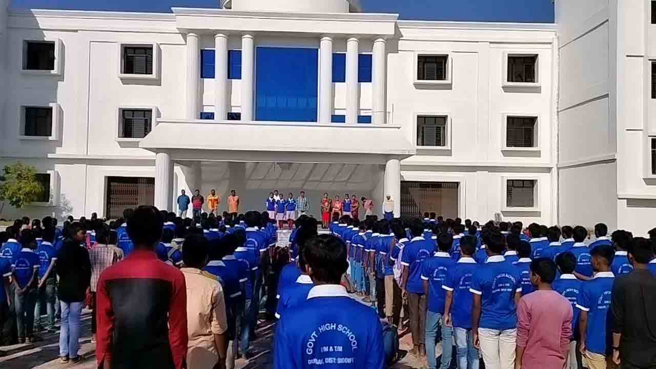 కేసీఆర్‌ బడికి కార్పొరేట్‌ కళ.. చదివిన బడి రుణం తీర్చిన సీఎం