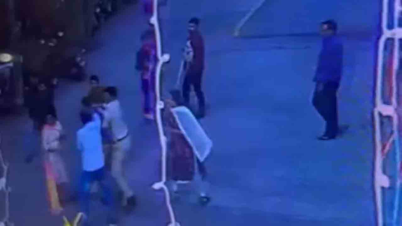 మహారాష్ట్రలో బీజేపీ నేతను కొట్టిన షిండే వర్గం కార్యకర్తలు