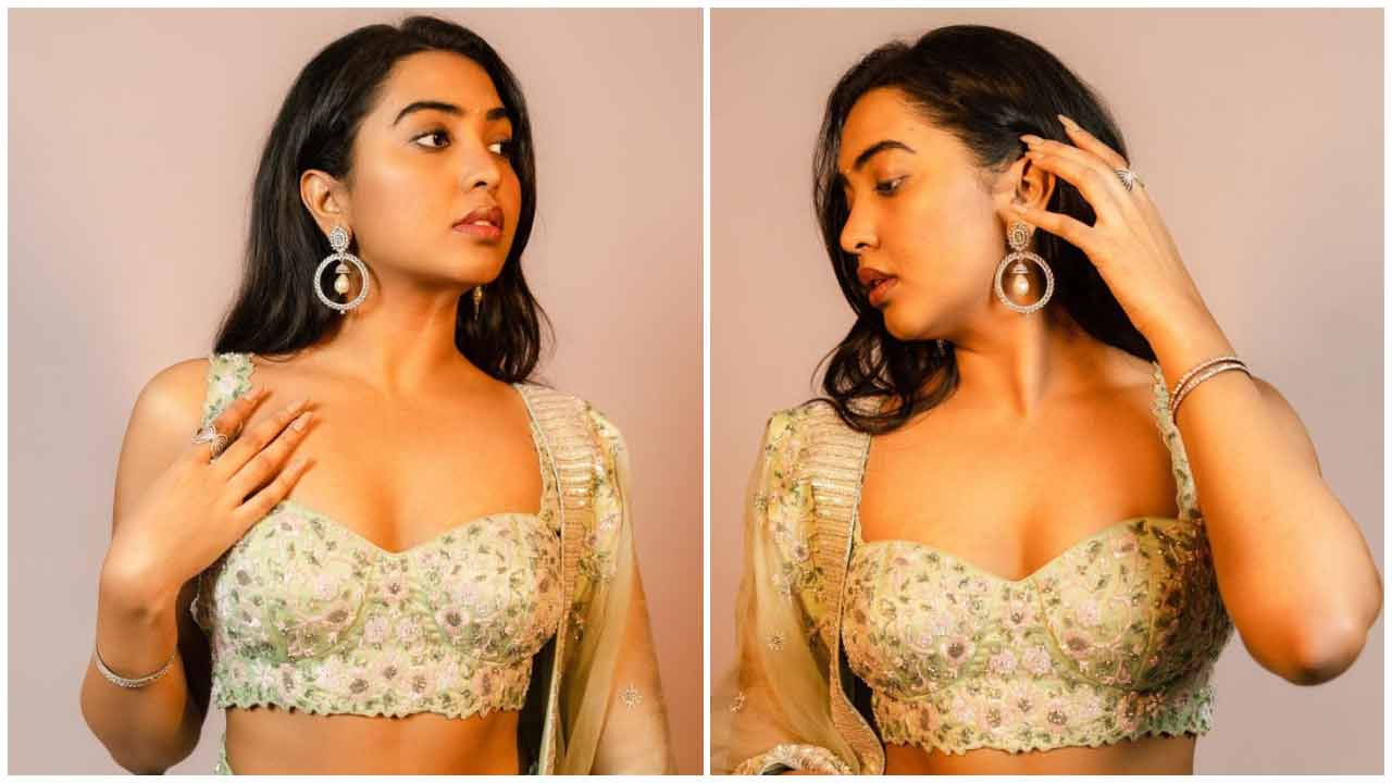 Shivathmika Rajashekar | చిలుకపచ్చ రంగు డ్రెస్‌లో శివాత్మిక రాజశేఖర్ అందచందాలు..