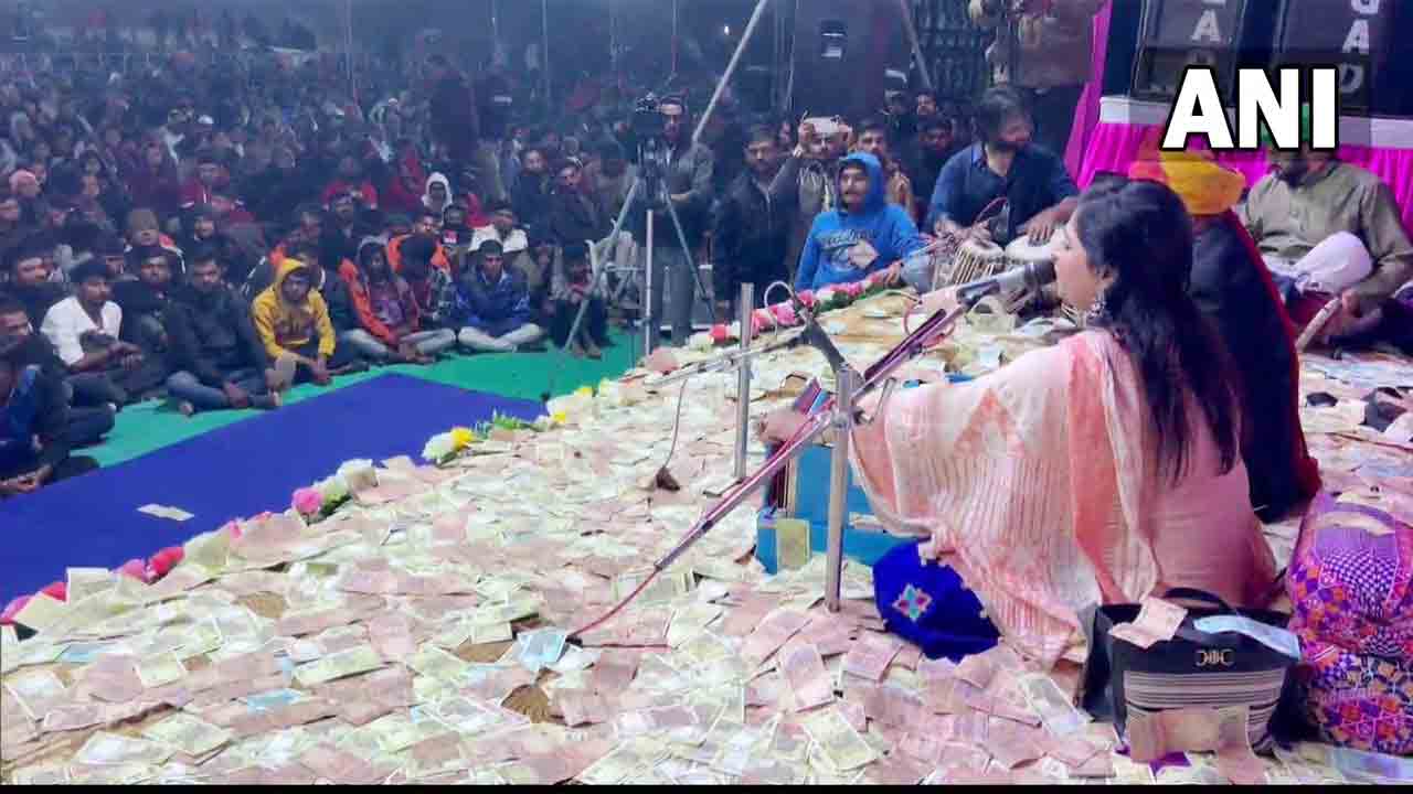 Gujarat | సంగీత కచేరీలో కురిసిన నోట్ల వర్షం.. కళాకారులపై రూ.50లక్షలు వెదజల్లిన అభిమానులు