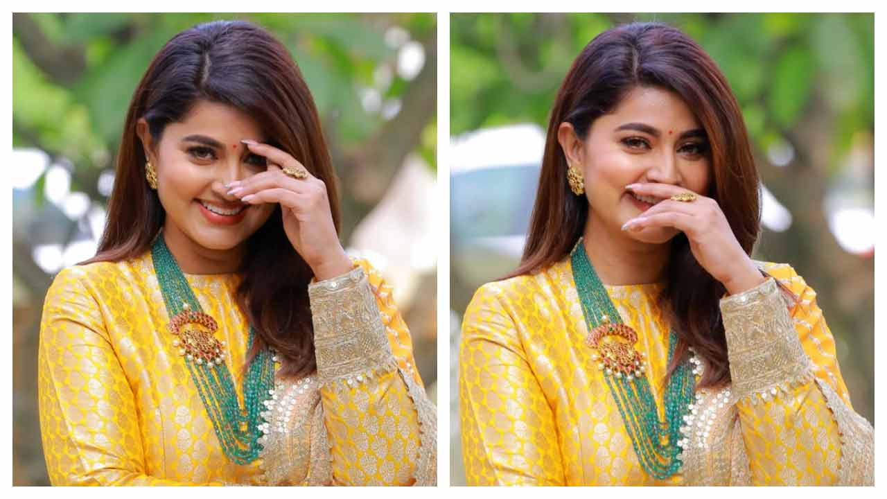 Sneha | చూపులతో గుచ్చేస్తున్న స్నేహ‌..