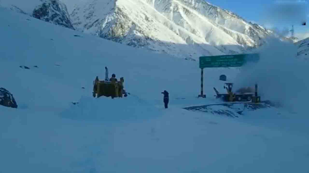 జమ్ముకశ్మీర్‌లో భారీగా కురుస్తున్న మంచు.. మూసుకుపోయిన శ్రీనగర్‌-లేహ్‌ రహదారి.. వీడియో