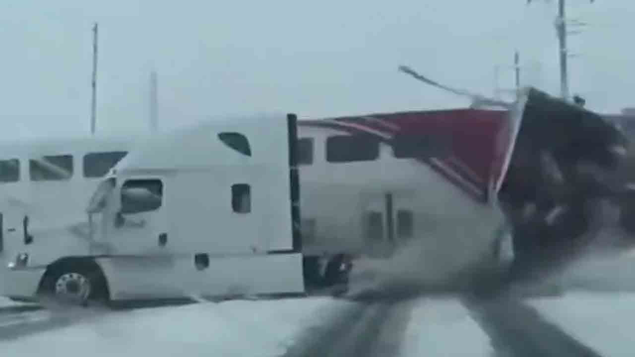 Viral Video: ట్రైలర్‌ లారీని ఢీకొట్టిన రైలు.. తర్వాత ఏం జరిగిందంటే?