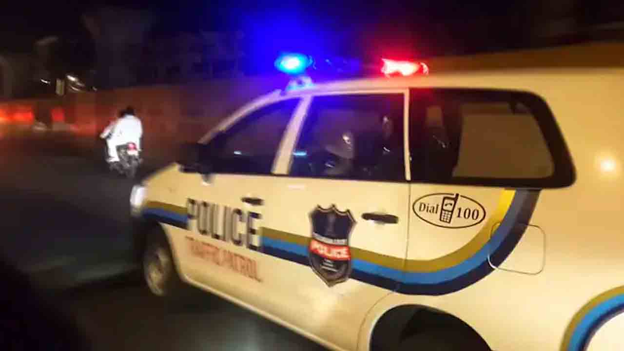 సూర్యాపేటలో పోలీస్‌ పెట్రోలింగ్‌ వాహనాన్ని ఎత్తుకెళ్లిన దుండగులు