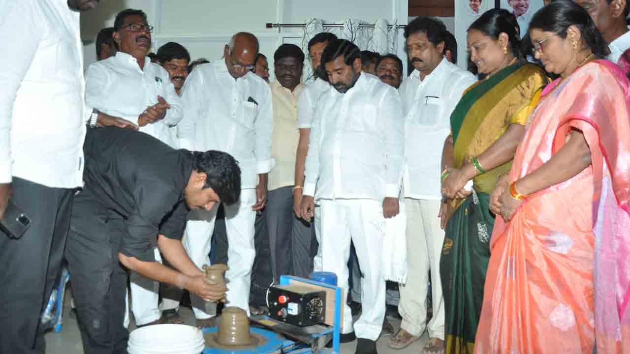 కులవృత్తులకు రాష్ట్ర ప్రభుత్వం పెద్దపీట