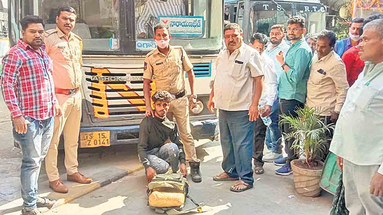 ఆర్టీసీ బస్సులో 8 కిలోల ఎండు గంజాయి పట్టివేత