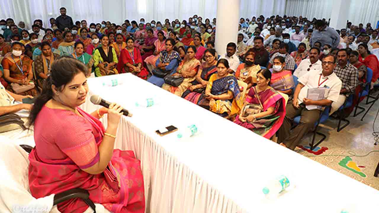 భక్తులతో సంయమనం, సహనంతో వ్యవహరించాలి: టీటీడీ జేఈవో