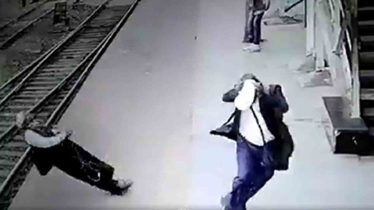 viral video: పక్షి చేసిన పనికి టీటీఈకి విద్యుత్‌ షాక్‌.. ఎలా జరిగిందంటే