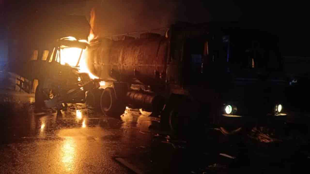 కొత్తకోటలో ఆయిల్‌ ట్యాంకర్‌ ఢీకొట్టిన లారీ..