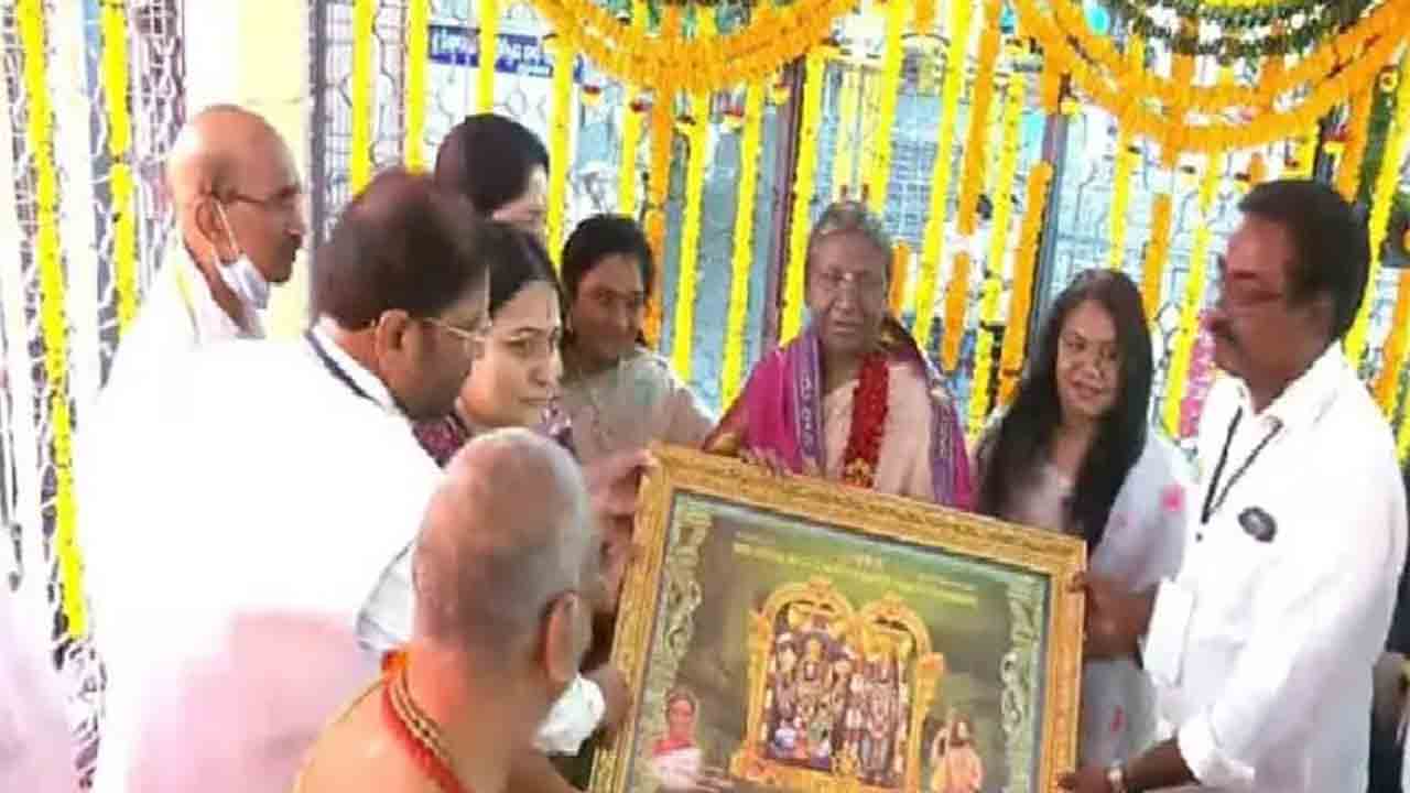 భద్రాద్రి రామయ్యను దర్శించుకున్న రాష్ట్రపతి ద్రౌపది ముర్ము