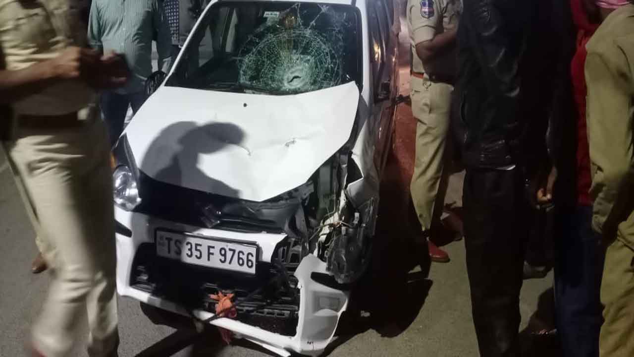 మెదక్‌ పట్టణంలో కారు బీభత్సం.. ఇద్దరు పారిశుద్ధ్య కార్మికులు దుర్మరణం