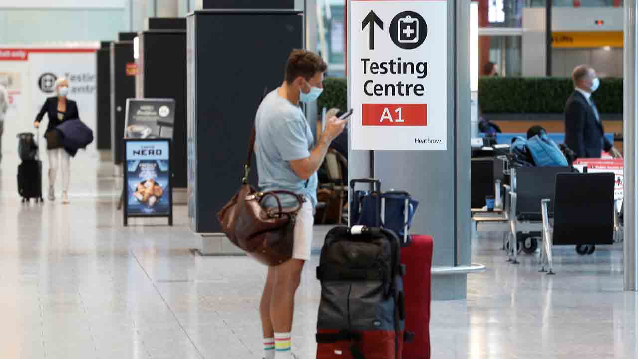 చైనా నుంచి వచ్చే ప్రయాణికులకు కరోనా టెస్ట్‌ తప్పనిసరి.. స్పష్టం చేసిన యూకే