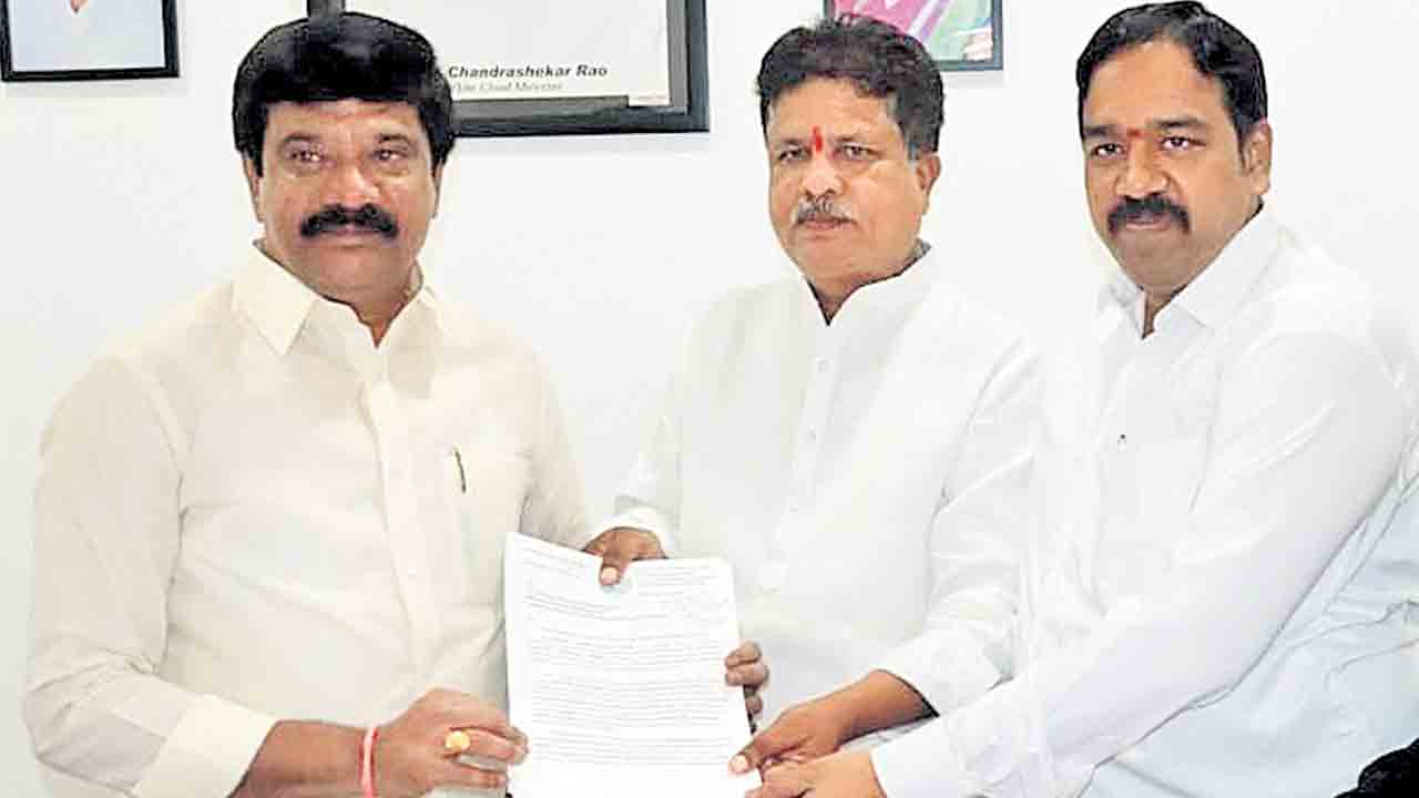 ప్రభుత్వ పాఠశాల.. వైద్యశాలకు స్థలాన్ని కేటాయించాలి