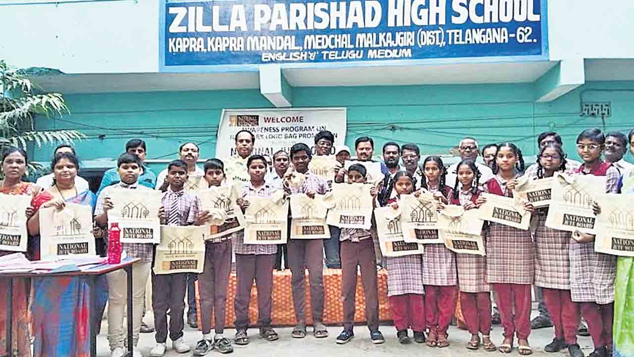 జ్యూట్‌ బ్యాగుల వాడకాన్ని ప్రోత్సహిద్దాం : కార్పొరేటర్‌