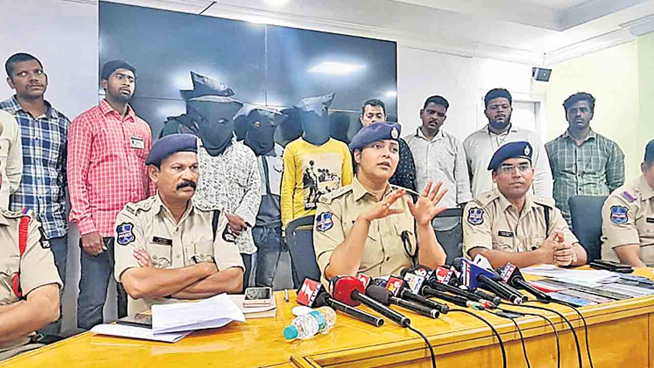 కారులో లిఫ్ట్‌ ఇస్తామంటూ.. దారిదోపిడీలు