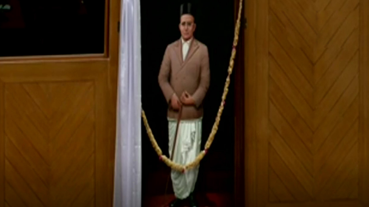 కర్ణాటక అసెంబ్లీలో వీడీ సావర్కర్‌ చిత్రపటం.. కాంగ్రెస్‌ ఎమ్మెల్యేల ఆగ్రహం