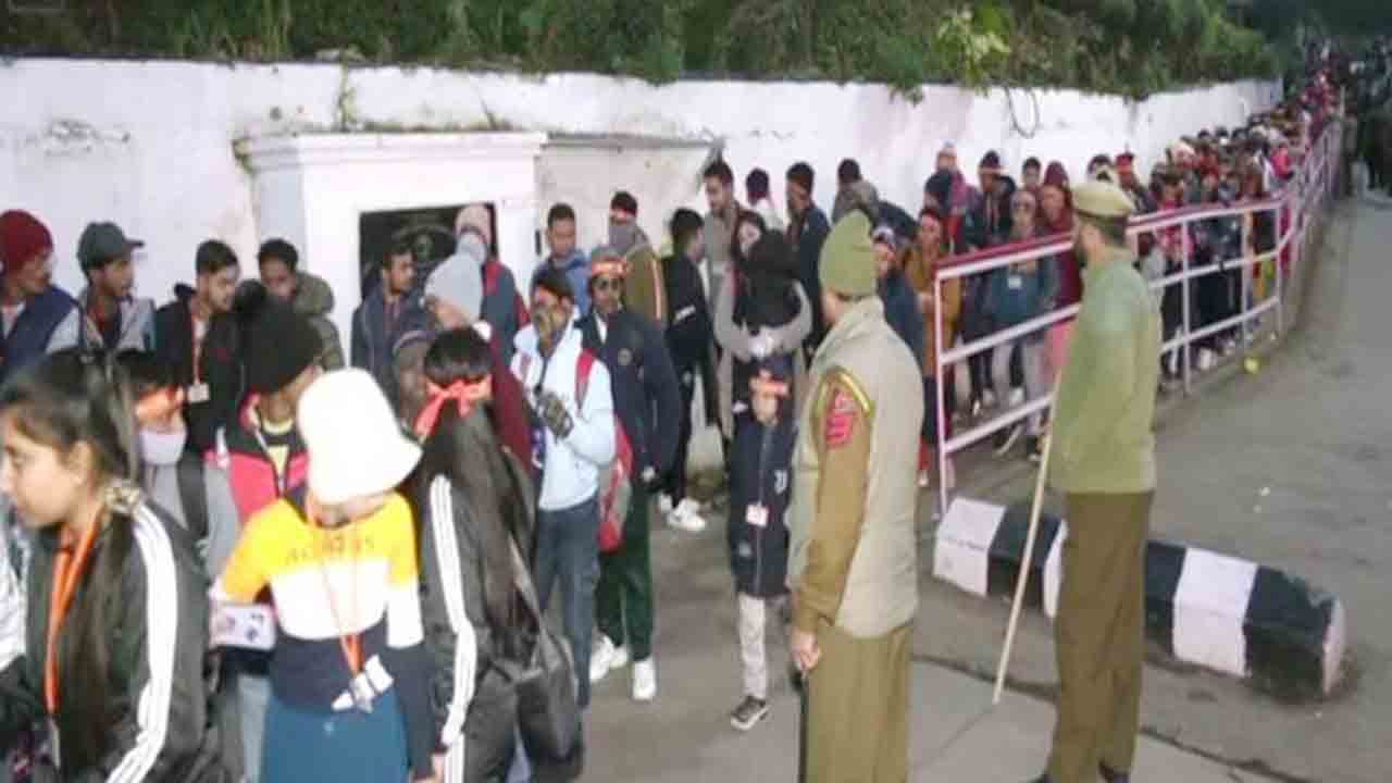 Mata Vaishno Devi | వైష్ణోదేవి ఆలయానికి పోటెత్తిన భక్తులు