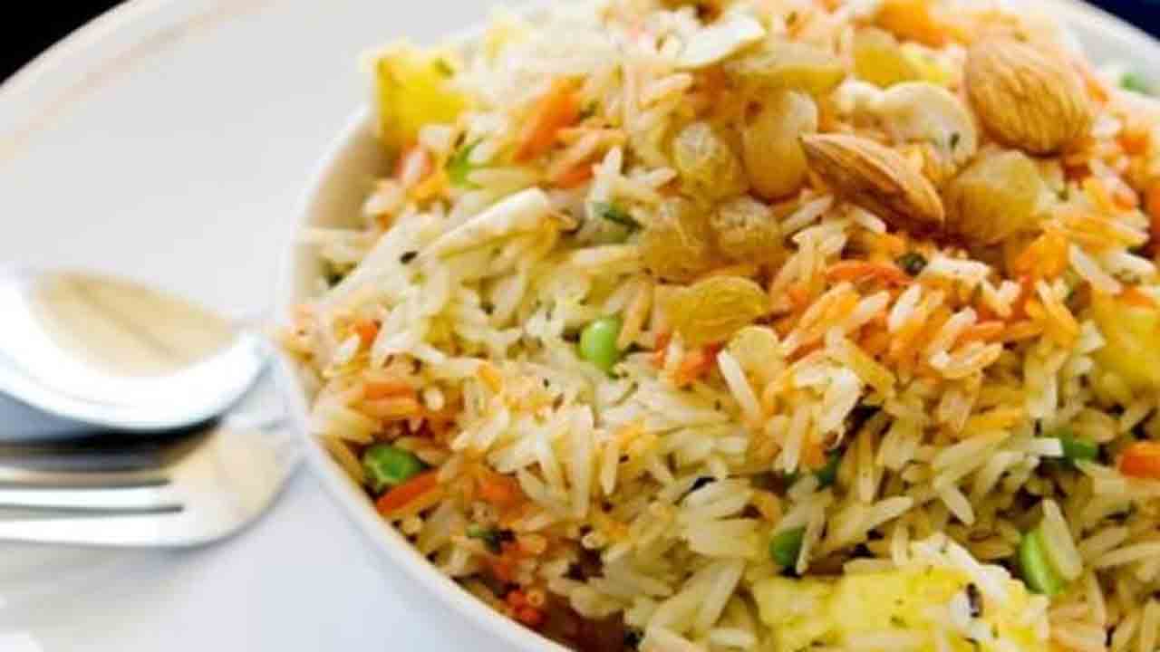 వెజ్‌ బిరియానీలో బొక్కలు.. రెస్టారెంట్‌ యజమానిపై కేసు నమోదు