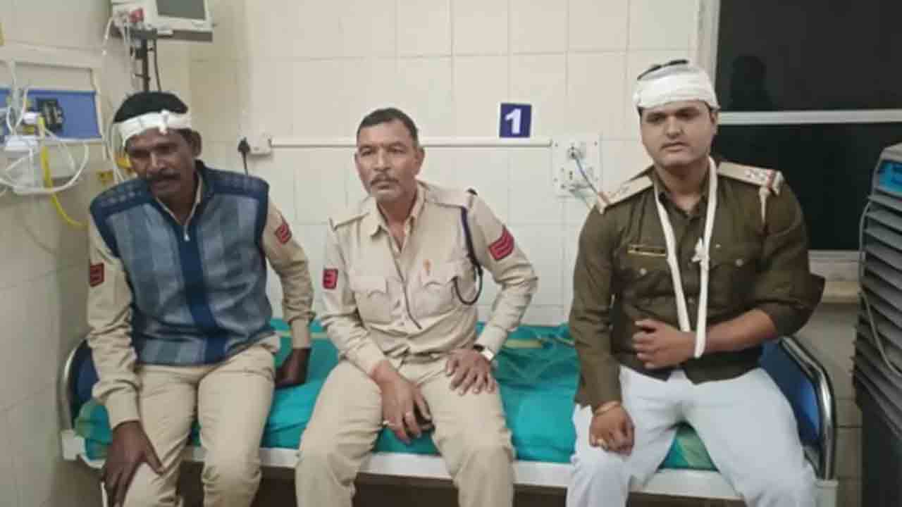 అక్రమ మద్యం విక్రయాలపై పోలీసుల రైడ్‌.. దాడి చేసిన గ్రామస్తులు