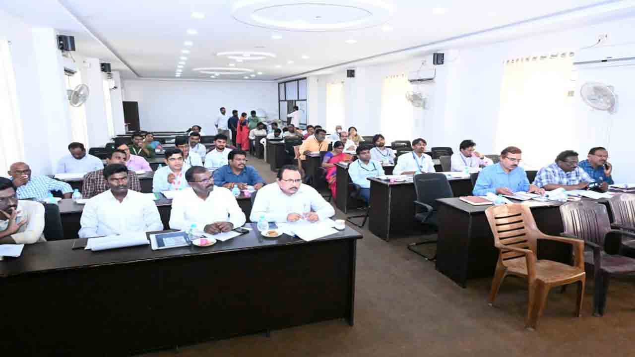 సకాలంలో రుణాలు అందించాలి