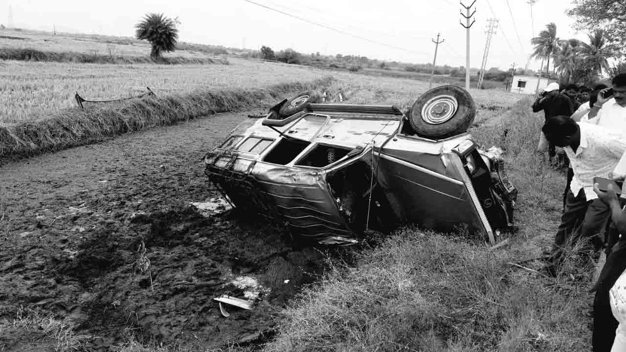 వివాహ వేడుకకు వెళ్తుండగా బోల్తాపడిన జీపు..