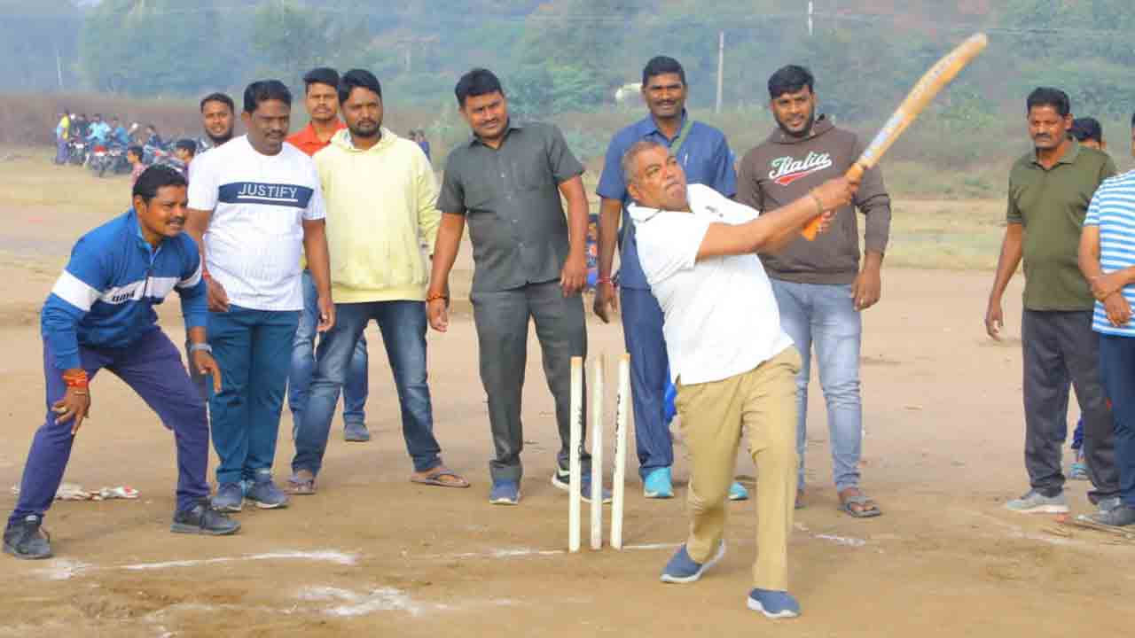 క్రీడా మైదానం అభివృద్ధికి కృషి