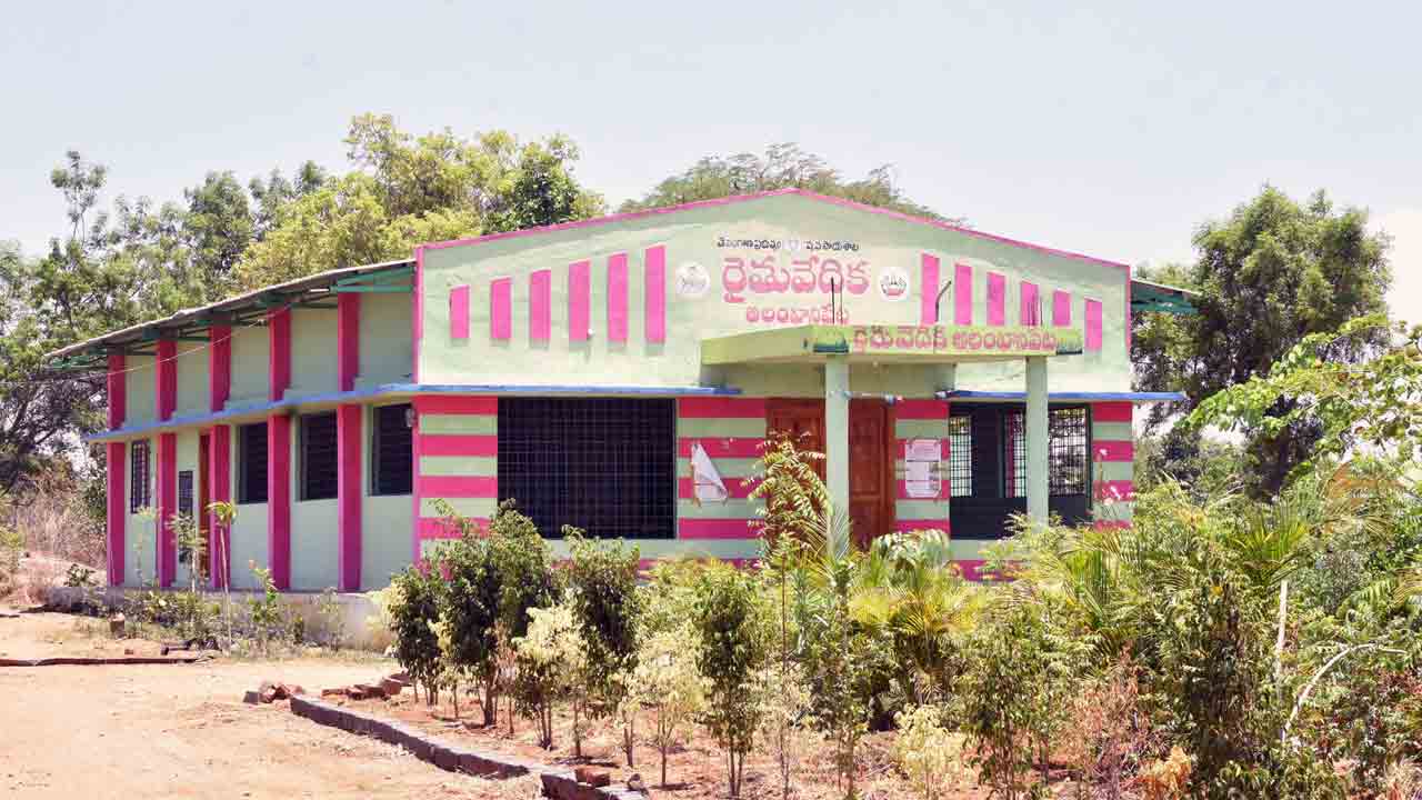 రైతు వేదికలకు నిధులు