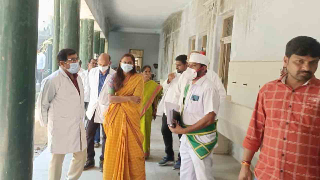 నర్సింగ్‌ విద్యార్థులకు సౌకర్యాలు కల్పించాలి