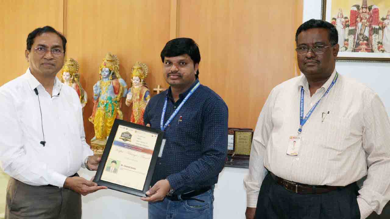 కల్ప ఆచార్య అవార్డు అందుకున్న బిట్స్‌ అధ్యాపకుడు