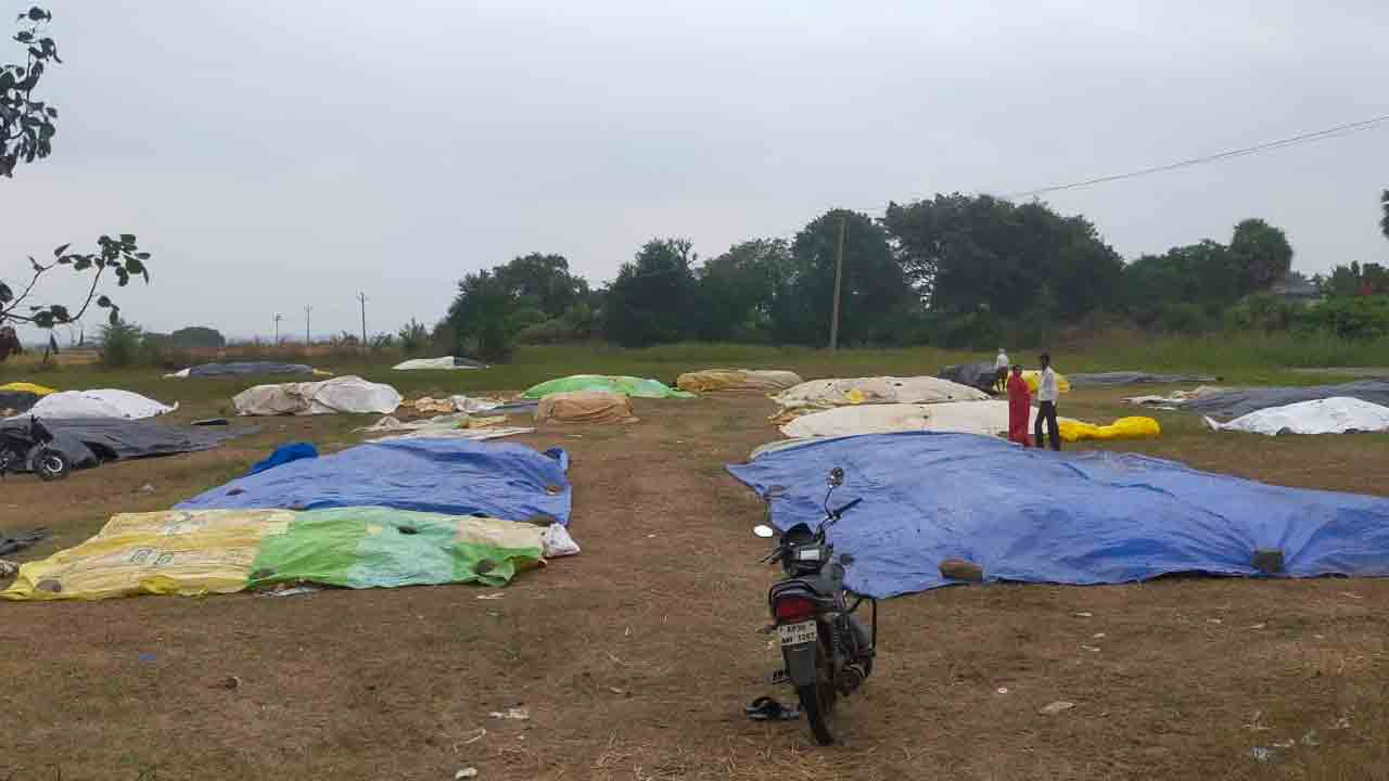 కమ్ముకున్న మబ్బులు