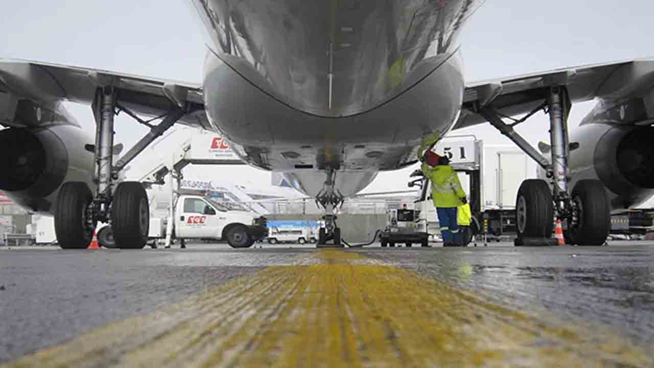 ల్యాండ్‌ అయిన విమాన చక్రం వద్ద మనిషి మృతదేహం.. నల్లజాతీయుడిగా గుర్తింపు