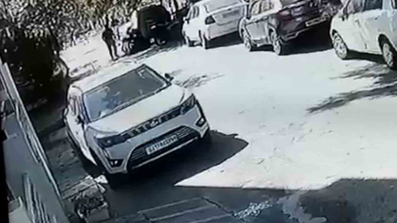 పెండ్లికి ఒప్పుకోలేదని నడిరోడ్డుపై యువతి దారుణ హత్య