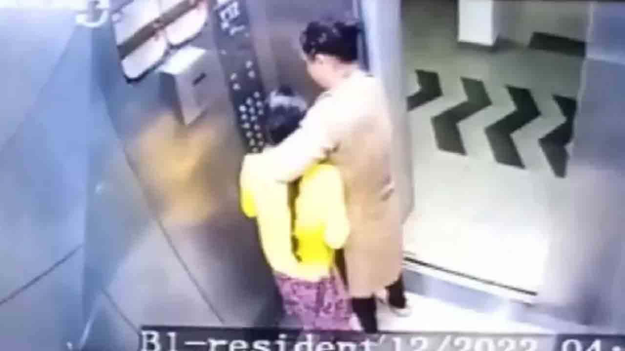 Video: పనిమనిషిని లిఫ్ట్‌లో కొట్టిన మహిళ.. వీడియో వైరల్‌