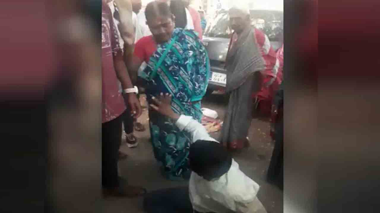 మహిళను ఫోన్‌ నంబర్‌ అడిగాడు.. నడిరోడ్డుపై చెప్పుతో కొట్టించుకున్నాడు